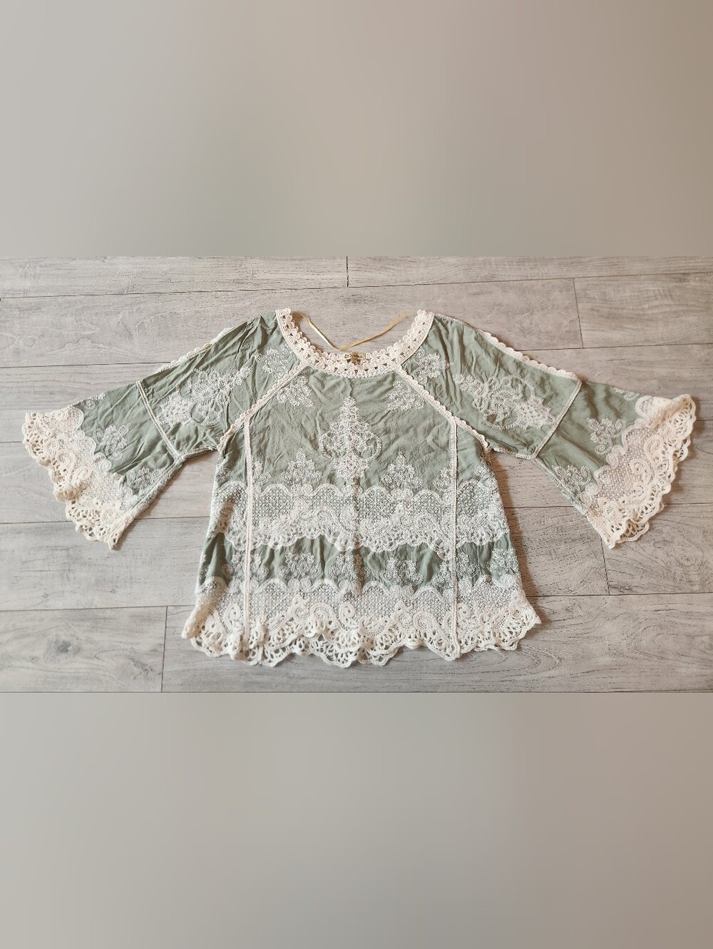 DEMOCRACY Sage Green Embroidered Crochet Lace Bell Sleeve Boho Blouse Sz L
